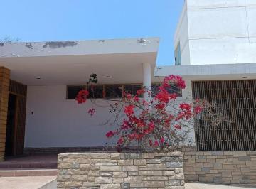 Terreno / Lote · 1190ha · 8 Dormitorios · 10 Estacionamientos · Casa de Playa en Venta Como Terreno – 1,190 m² en San Bartolo