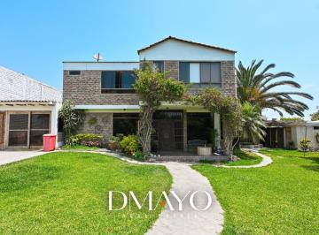 Casa · 370m² · 4 Dormitorios · 4 Estacionamientos · Venta de Casa Bungalow con Piscina - La Arena Fundo San Fernando - Pachacamac