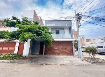 Casa de 6 habitaciones, Lima · Ap Casa en Venta con Patio y Cochera en Chorrillos