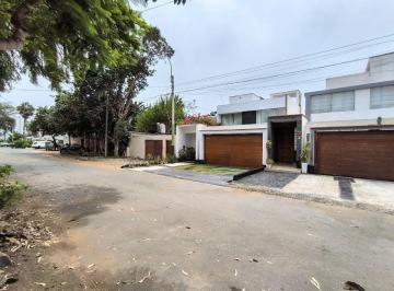 Casa de 4 habitaciones, Lima · Vendo Casa de 3 Pisos + 2 Cocheras - Chorrillos