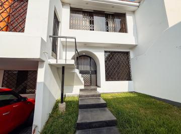 Casa · 288m² · 5 Dormitorios · 2 Estacionamientos · ¡Se Vende Casa en Surco Cerca a Ovalo Higuereta - Para Remodelar!