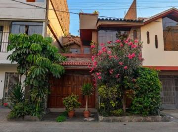 Casa de 5 habitaciones, Lima · Casa en Venta | 3 Pisos + Azotea + Terraza + Jaradin + Potencial Comercial