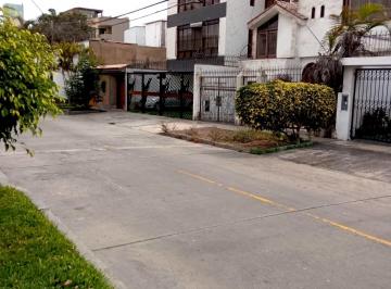 Calle frente a parque · Alquiler Dpto Santiago de Surco S/ 2,300 Frente a Parque