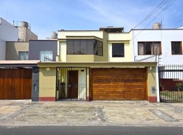 Casa de 3 habitaciones, Lima · Venta de Casa en Santa Patricia I – La Molina160 m² Terreno | 257 m² Construídos | 3 Dorm.
