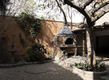 Casa · 558m² · 13 Dormitorios · 2 Estacionamientos · Vendo Casa con Excelente Ubicación en Surco con Parám Hasta 5 Pisos!