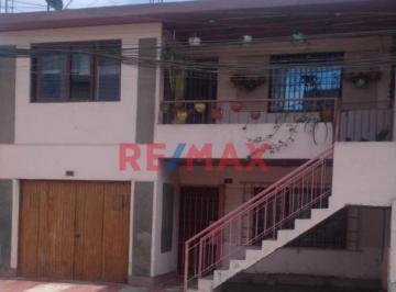Casa · 201m² · 4 Dormitorios · 1 Estacionamiento · Vendo Amplia Casa con Excelente Ubicacion Cerca a La Estacion Atocongo - San Juan de Miraflores