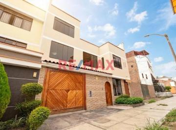 Casa · 242m² · 10 Dormitorios · 1 Estacionamiento · Vendo Hermosa y Amplia Casa en La Molina