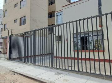 Casa de 4 habitaciones, Lima · Csa en Venta en Surquillo!