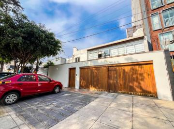 Casa · 640m² · 10 Dormitorios · 3 Estacionamientos · Se Vende Amplia y Versátil Propiedad Ubicada en Una de Las Zonas Más Exclusivas de Miraflores