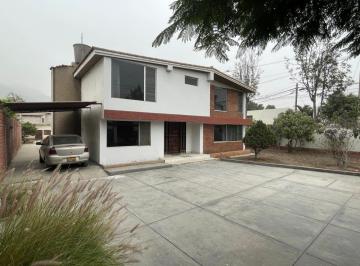 Casa de 5 habitaciones, Lima · Amplia Casa en Esquina Para Remodelar, Excelente Ubicación en Rinconada del Lago