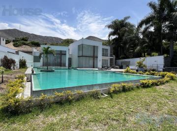 Casa · 961m² · 4 Dormitorios · 8 Estacionamientos · Residencia de Lujo Diseñada por Titi de Coll con Piscina Panorámica – Rinconada Alta