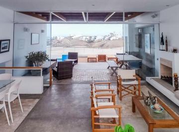 Casa · 293m² · 4 Dormitorios · 3 Estacionamientos · Bella Casa de Playa en Venta de 293 m², Vista a La Playa, Punta Corrientes. Km 122.3