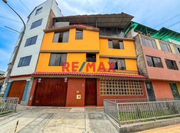 Casa · 405m² · 8 Dormitorios · 1 Estacionamiento · Oportunidad Única – Casa de 3 Niveles en San Juan de Lurigancho - Precio: $350,000