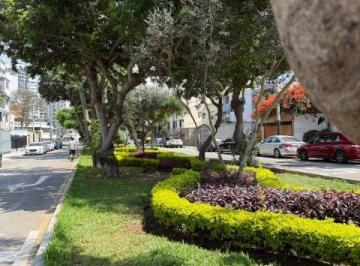 Casa · 582m² · 4 Dormitorios · 1 Estacionamiento · Vendo en San Isidro - Casa Frente a Parque