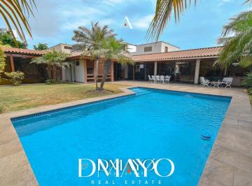 Casa · 1250m² · 3 Dormitorios · 4 Estacionamientos · Casa en Venta de 1,250 m² con Jardín y Piscina Muy Cerca de Universidad de Lima