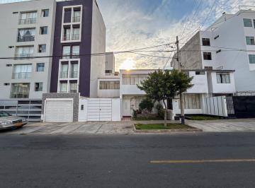 Casa · 211m² · 3 Dormitorios · 1 Estacionamiento · Vendo Casa de 226 m² a un Paso de San Miguel
