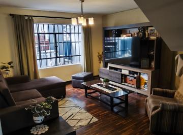 sala primer piso · Amplia Casa de 3 Pisos con Departamento Independiente - Us$330,000 Negociable