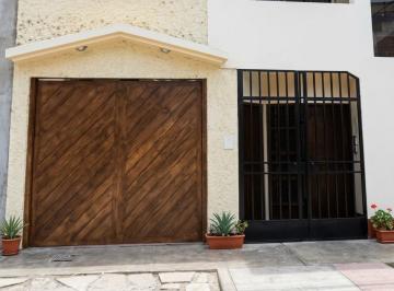 Casa de 4 habitaciones, Trujillo · Casa de 1er. Piso - Frente a Parque y Centro Comercial con Potencial Comercial