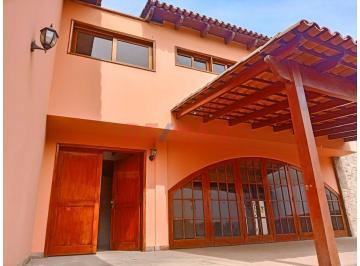 Casa · 9 Dormitorios · 4 Estacionamientos · Casa en Santiago de Surco