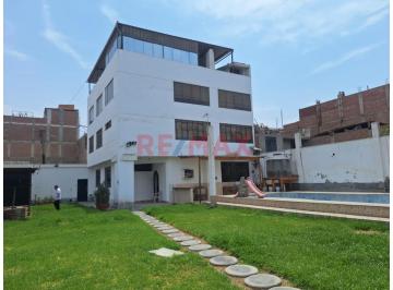 Casa · 525m² · 8 Dormitorios · 2 Estacionamientos · Mudate a La Casa de Tus Sueños en Puente Piedra