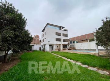 Casa · 525m² · 8 Dormitorios · 2 Estacionamientos · Casa de 603 m² con Piscina Frente Al Colegio Honores – Puente Piedra