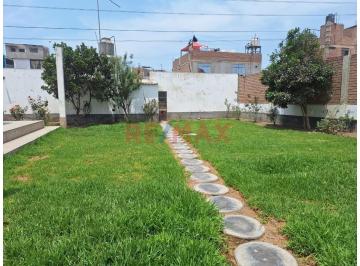 Casa · 560m² · Se Vende Palacio de 4 Pisos con Piscina en Puente Piedra