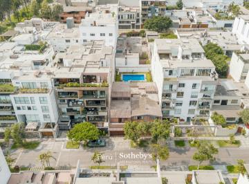 Casa · 600m² · 4 Dormitorios · 3 Estacionamientos · Exclusiva Casa Como Terreno en Venta en Excelente Zona de Santiago de Surco