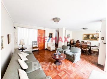 Casa · 180m² · 2 Dormitorios · 2 Estacionamientos · Vendo Casa con 2 Cocheras en Av Las Nazarenas Urb. Las Gardenias