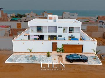 Casa de playa · 450m² · 5 Dormitorios · 4 Estacionamientos · Casa de Playa en Venta con Piscina Grande y Parrilla