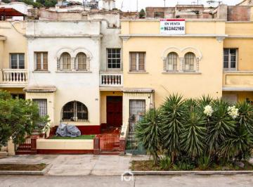 Casa de 4 habitaciones, Lima · Casa en 2do Piso + Aires Para Remodelar en Magdalena