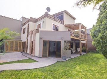 Casa · 298m² · 6 Dormitorios · 2 Estacionamientos · Gran Casa con Amplio Jardín en Punta Hermosa Frente a Parque