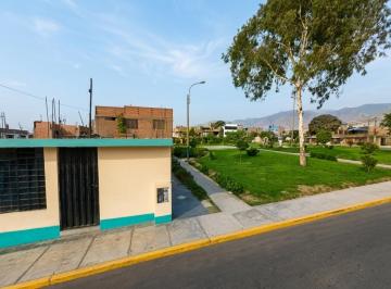 Casa de 3 habitaciones, Lima · "Venta de Casa en Esquina: 2 Frentes y Vista Directa a Parque"