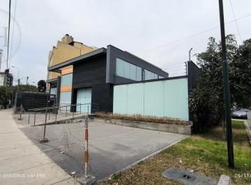 Terreno / Lote · 300ha · 10 Estacionamientos · Venta de Casa Esquina Ideal Para Oficinas, Consultorios - 1º Piso Comercio - en Surco