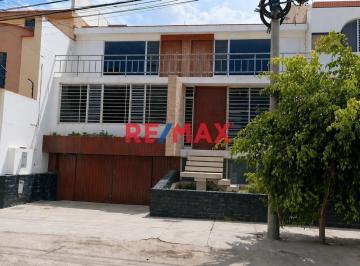 Casa · 380m² · 5 Dormitorios · Casa en Venta en Urb. Santa Victoria, chiclayo.(C. Leigh)
