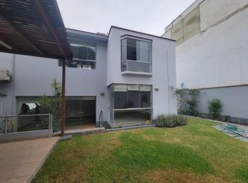 Casa · 219m² · 2 Estacionamientos · Casa en Calle Cerrada con Piscina