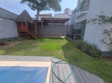 Casa · 219m² · 2 Estacionamientos · Casa en Calle Cerrada con Piscina