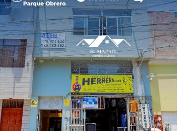 Fachada · Casa con Locales Comerciales en Venta