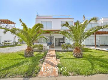 Casa · 180m² · 5 Dormitorios · 2 Estacionamientos · Casa en Sarapampa