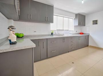 Departamento de 4 habitaciones, Lima · Buen Precio y Confortable