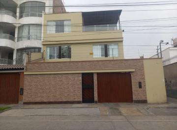 Casa de 4 habitaciones, Lima · ¡Venta de Hermosa Casa Frente a Parque!