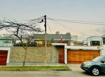 Casa · 341m² · 4 Dormitorios · 2 Estacionamientos · Casa en La Molina