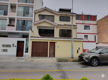 Casa de 9 habitaciones, Lima · ¡La Casa de Tus Sueños en El Corazón de San Miguel! Espaciosa, Iluminada y Ubicación Privilegiada