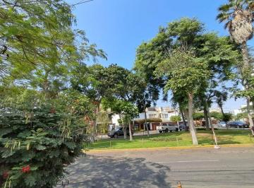 Casa de 3 habitaciones, Lima · Casa / Terreno Frente a Pequeño Parque en Surquillo Límite con San Isidro