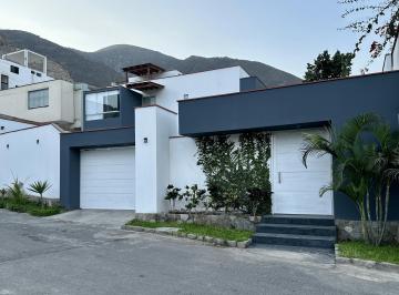 Casa de 5 habitaciones, Lima · Casa Moderna con Piscina y Amplios Jardines en La Planicie