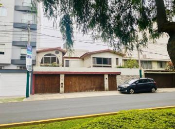 Terreno / Lote · 450m² · 4 Dormitorios · 5 Estacionamientos · Vendo Casa Como Terreno en Surco