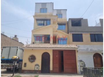 Casa · 300m² · 7 Dormitorios · Vendo Casa de 3 Pisos + Azotea en Zona Residencial Urbanizacion Brisas de Oquendo Br