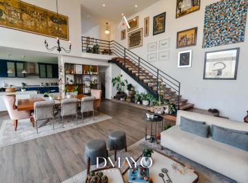 Casa · 304m² · 3 Dormitorios · 3 Estacionamientos · Exclusiva Residencia de 972 m² con Vista Al Golf, en El Sauzalito La Planicie