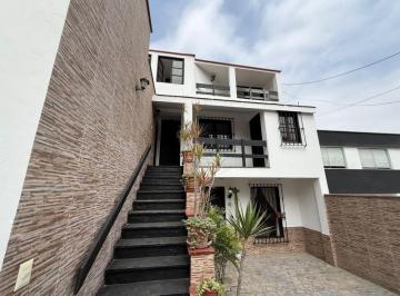 Departamento de 3 habitaciones, Lima · ¡La Privacidad de Una Casa con La Practicidad de un Flat en Surco!