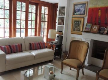 Casa · 315m² · 4 Dormitorios · 2 Estacionamientos · Vendo Bella Casa en Calle Manuel Villavicencio N 13xx, Lince
