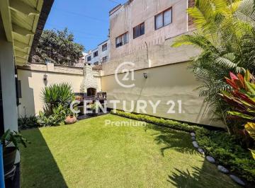 Casa · 311m² · 4 Dormitorios · 2 Estacionamientos · Venta de Casa en Surco